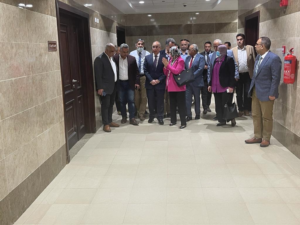 وفد الجامعة يتفقد المستشفى