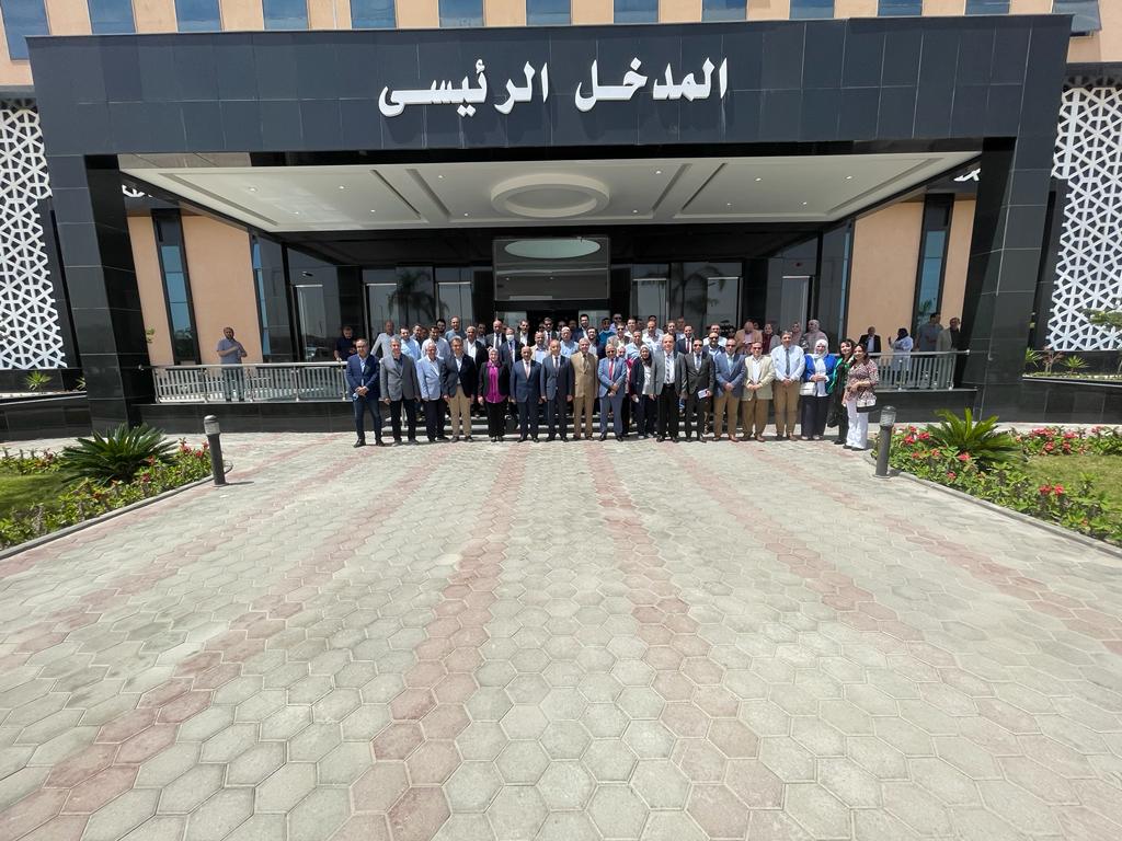 وفد الجامعة يقف دقيقة حداد على الشهداء