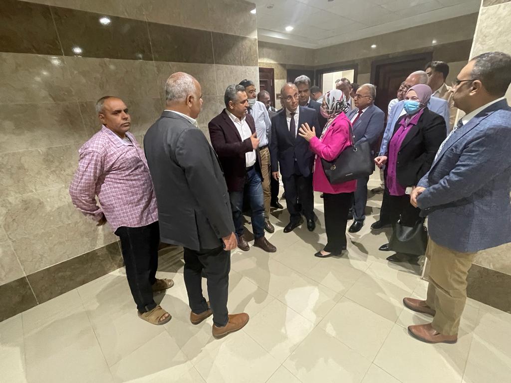 وفد جامعة الزقازيق يتفقد المستشفى