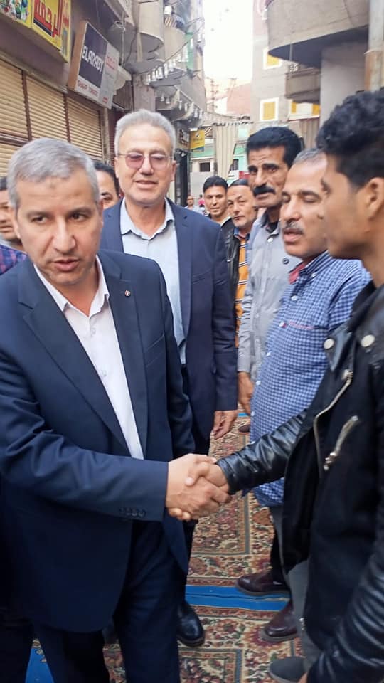 وكيل تعليم الشرقية يقدم العزاء لأسرة المدرس المتوفى 02