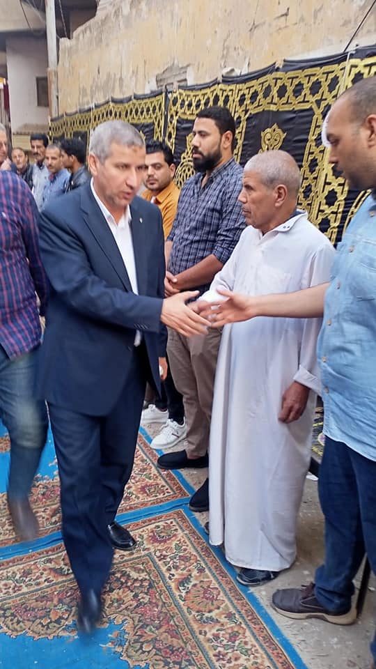 وكيل تعليم الشرقية يقدم العزاء لأسرة المدرس المتوفى 03