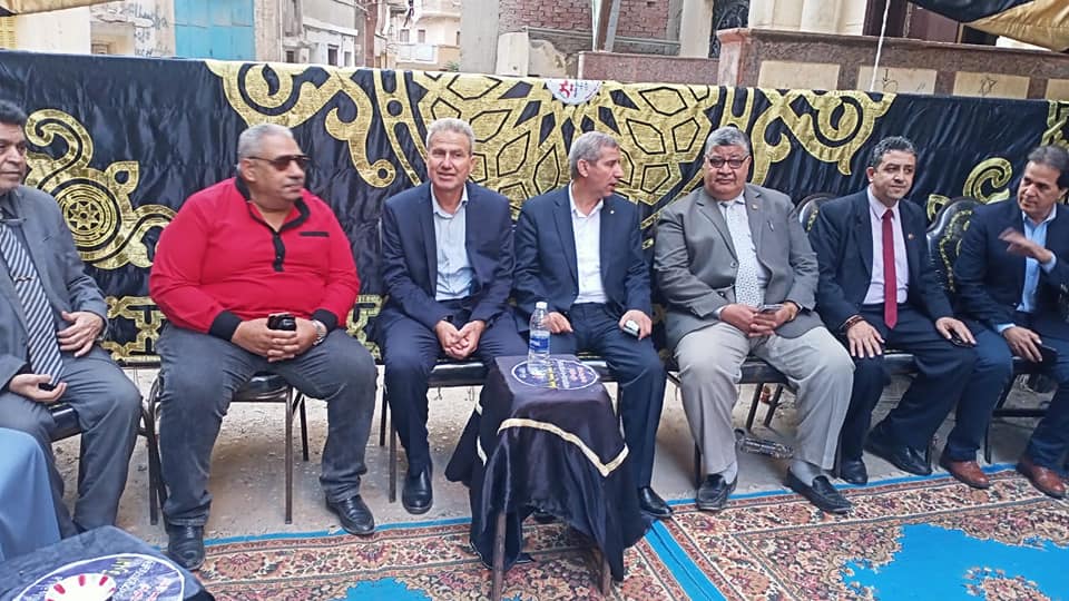 وكيل تعليم الشرقية يقدم العزاء لأسرة المدرس المتوفى 05