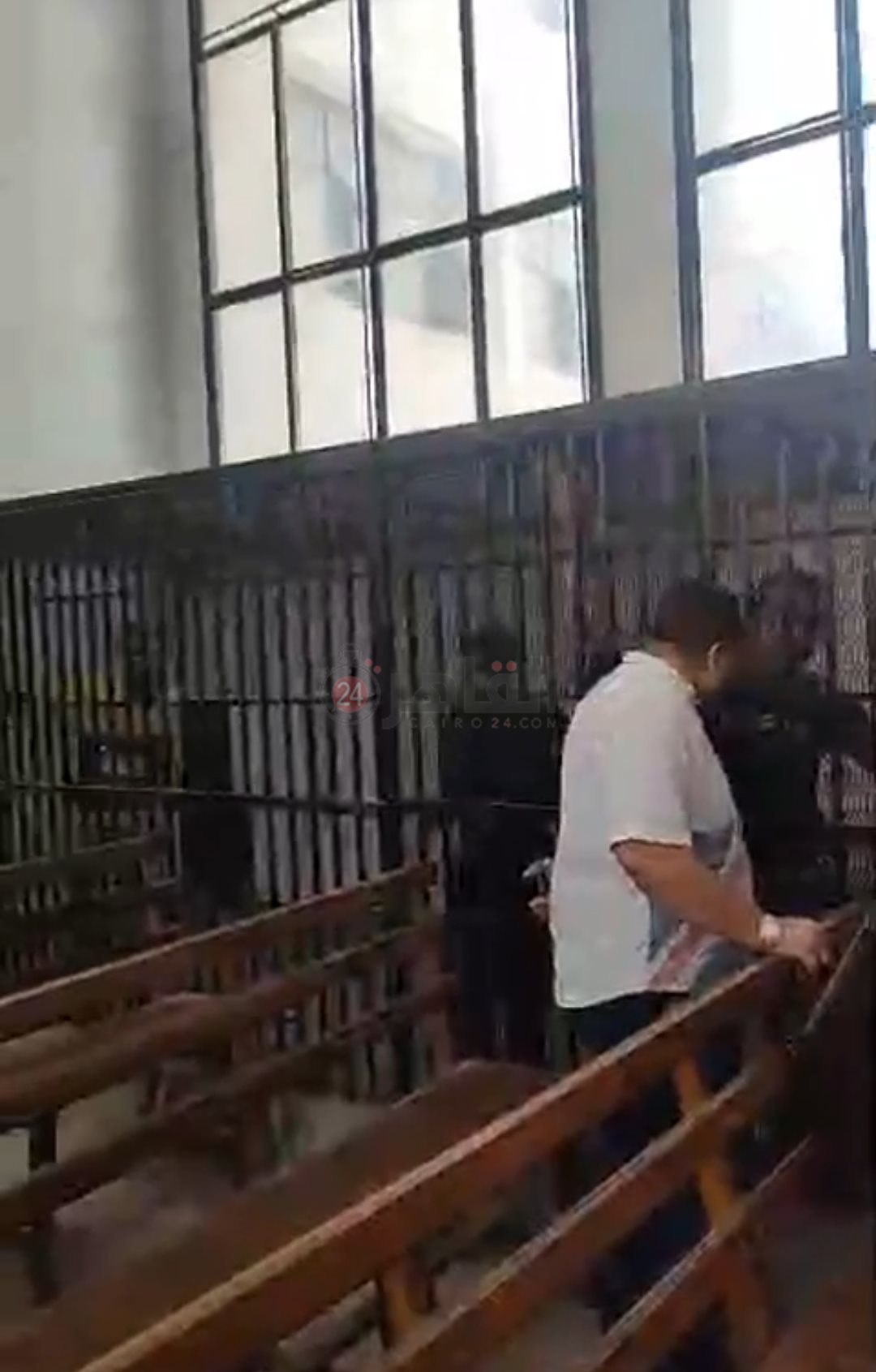 المتهم داخل قفص الاتهام