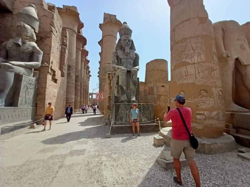 صور مع رمسيس الثاني بالأقصر