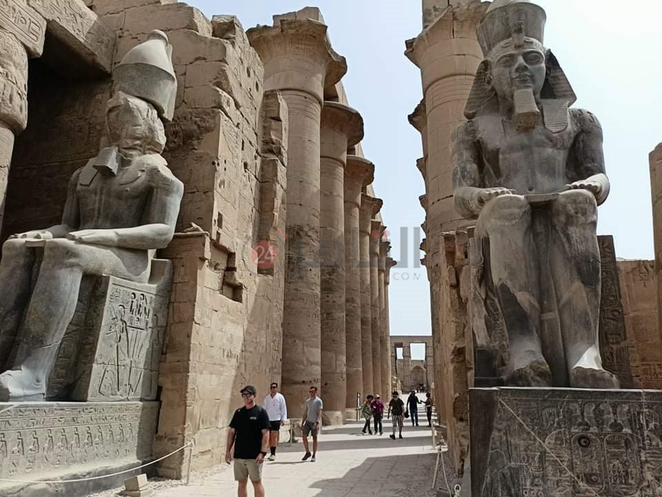صور مع رمسيس الثاني بالأقصر