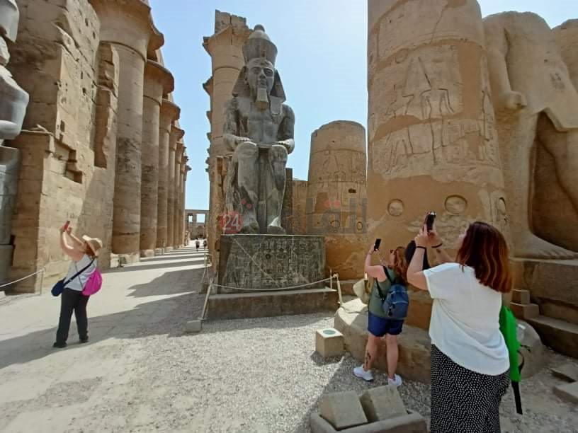 صور مع رمسيس الثاني بالأقصر