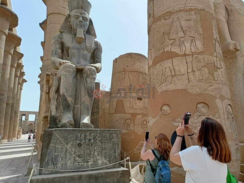 صور مع رمسيس الثاني بالأقصر