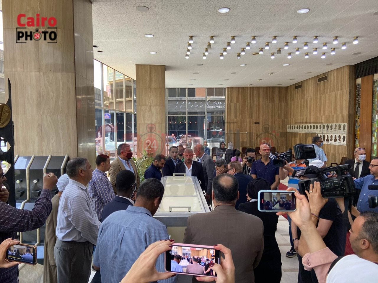  نقل جثمان الراحل صلاح منتصر من جريدة الأهرام