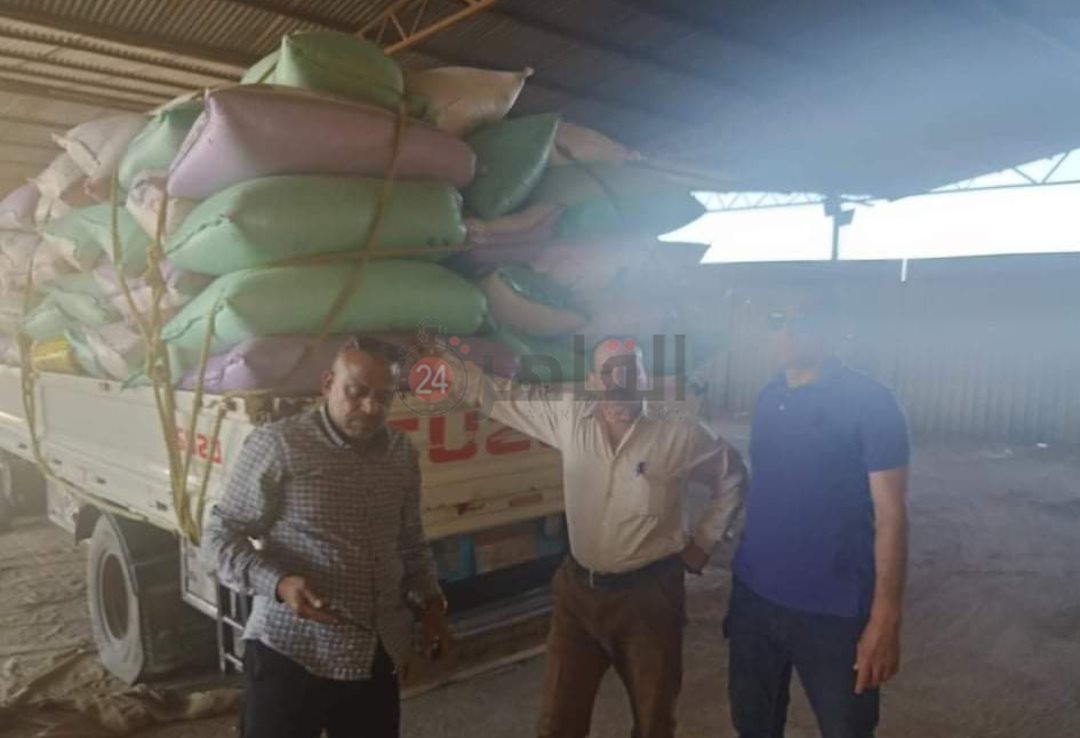 رجال التموين مع سيارة القمح المضبوطة بالشرقية 2