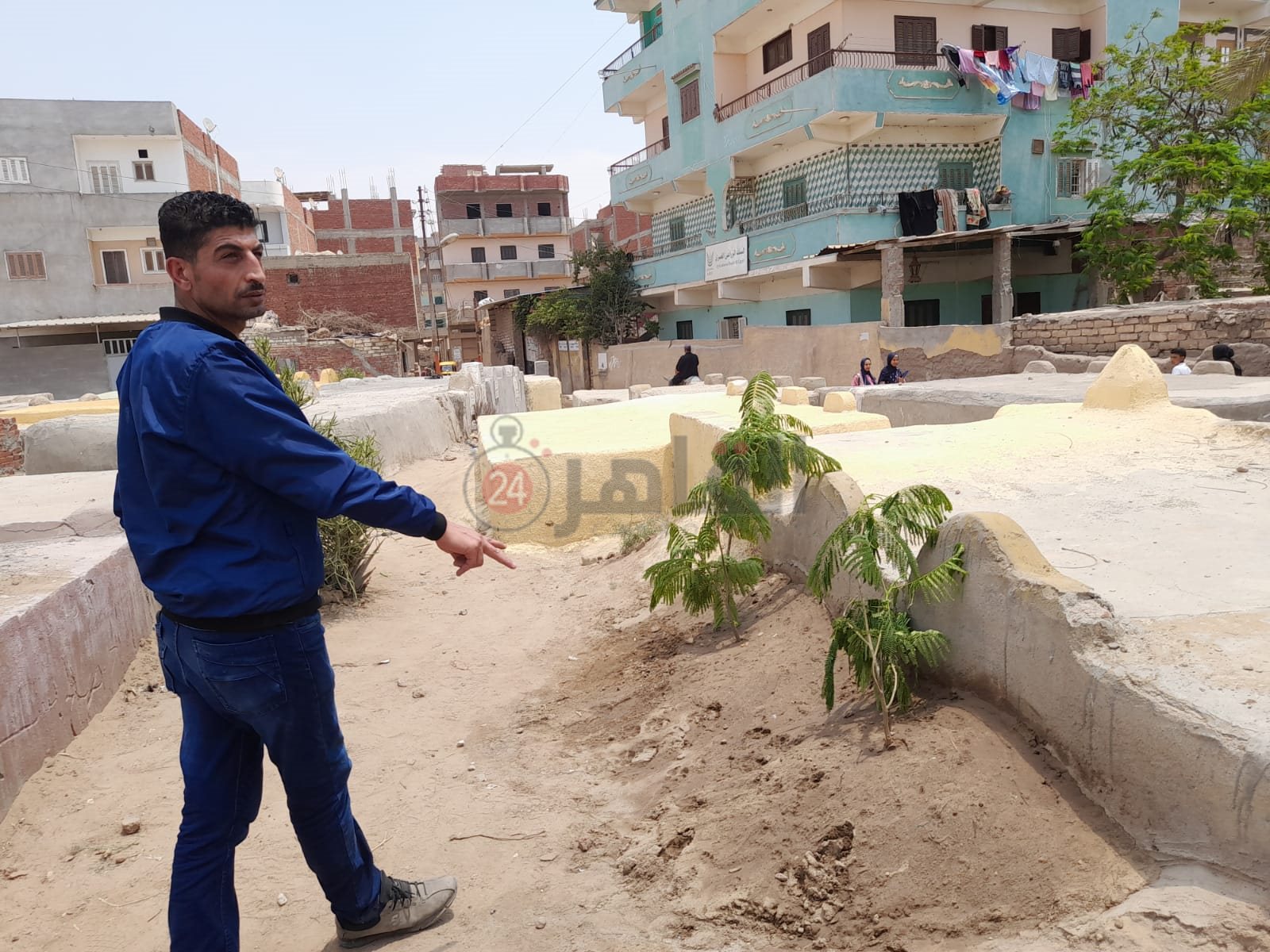 الشقيق الأكبر للمتوفى أمام المقابر