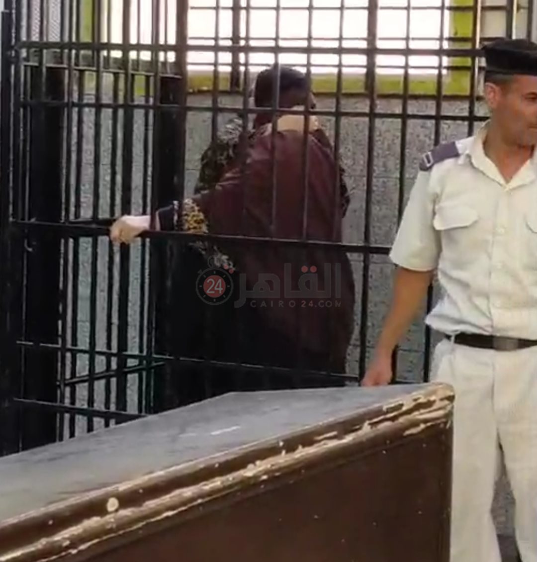 شاهد صراخ ريا وسكينة داخل القفص الحديدي