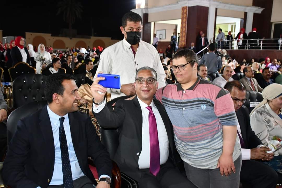 محافظ الفيوم يلتقط صورة سيلفي مع طالب من ذوي الهمم