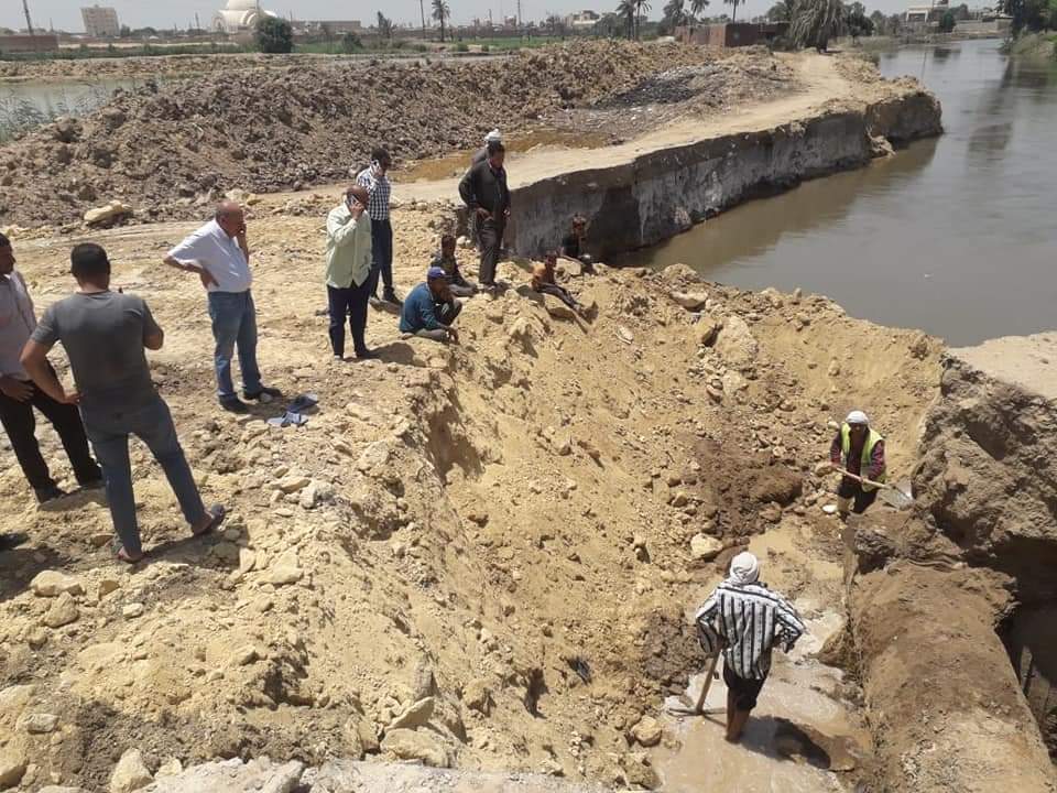  عمال الصيانة بالفيوم يقاومون ارتفاع درجات الحرارة ويقومون بإصلاح كسر خط 1000