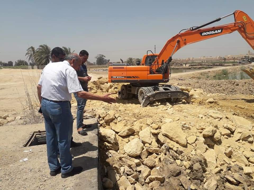  عمال الصيانة بالفيوم يقاومون ارتفاع درجات الحرارة ويقومون بإصلاح كسر خط 1000