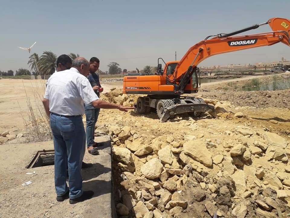  عمال الصيانة بالفيوم يقاومون ارتفاع درجات الحرارة ويقومون بإصلاح كسر خط 1000