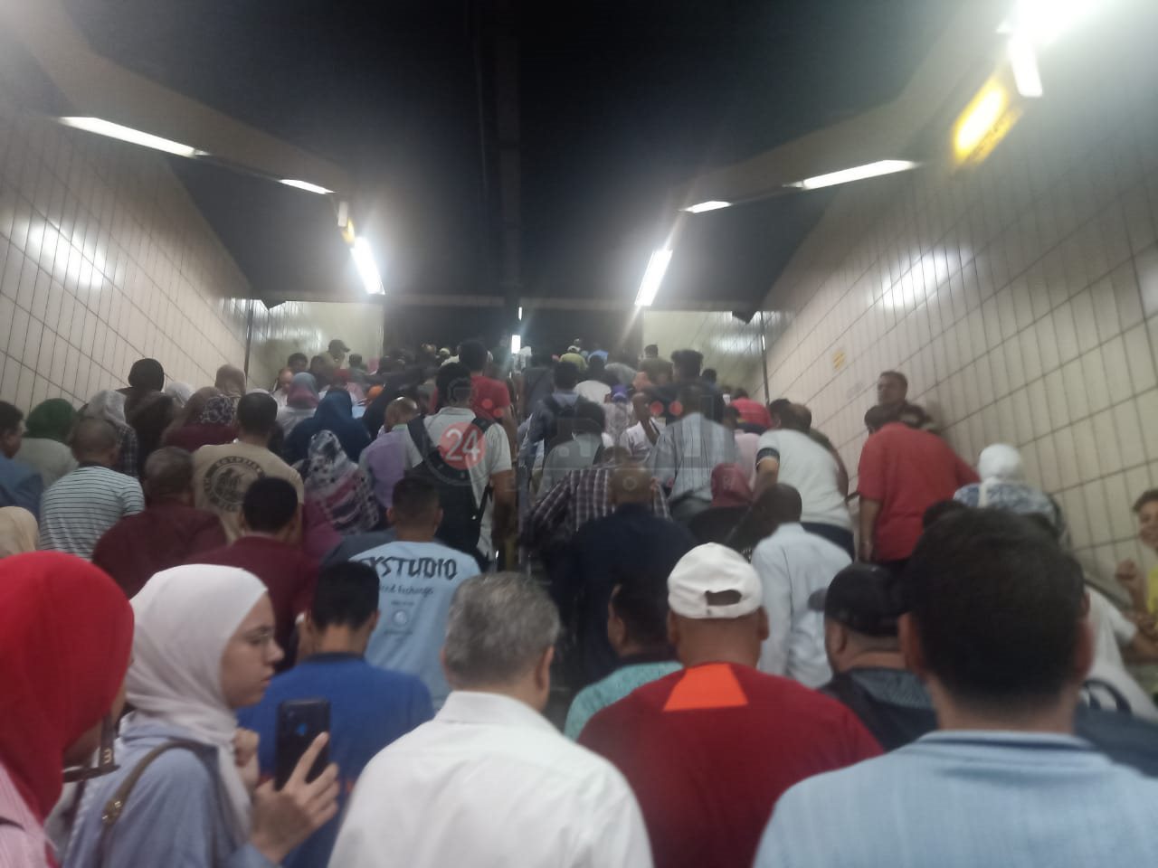 تكدس وزحام المواطنين بسبب عطل المترو 