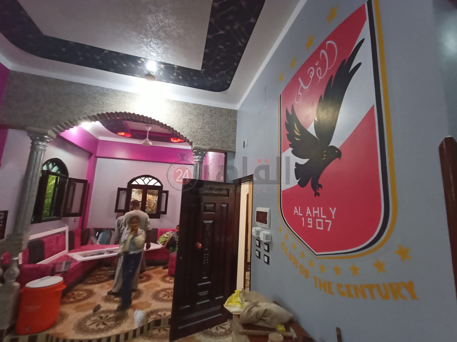 شعار الأهلي بشقة عريس الأقصر 