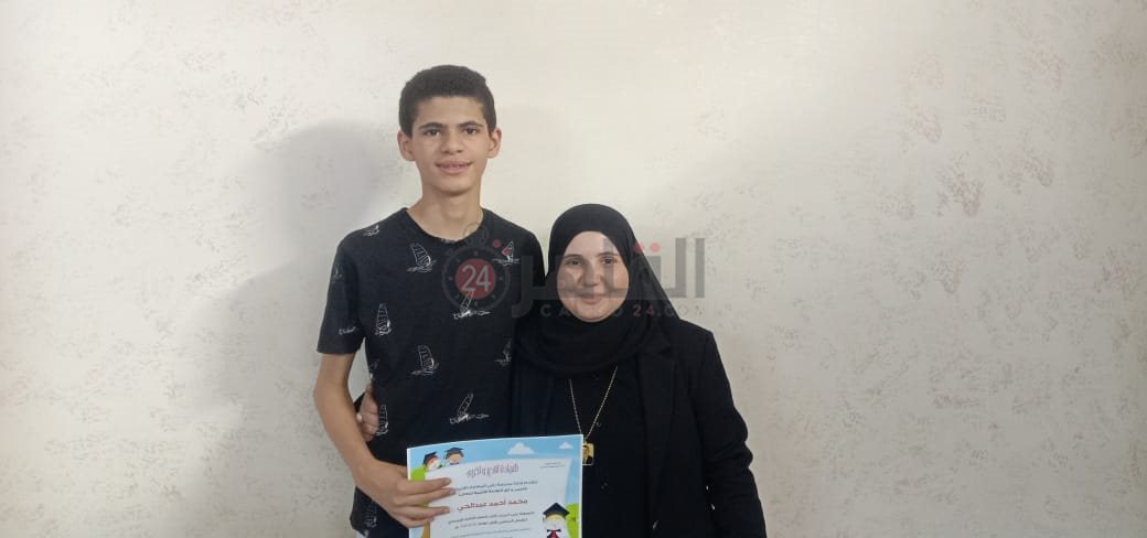 الطالب محمد مع والدته