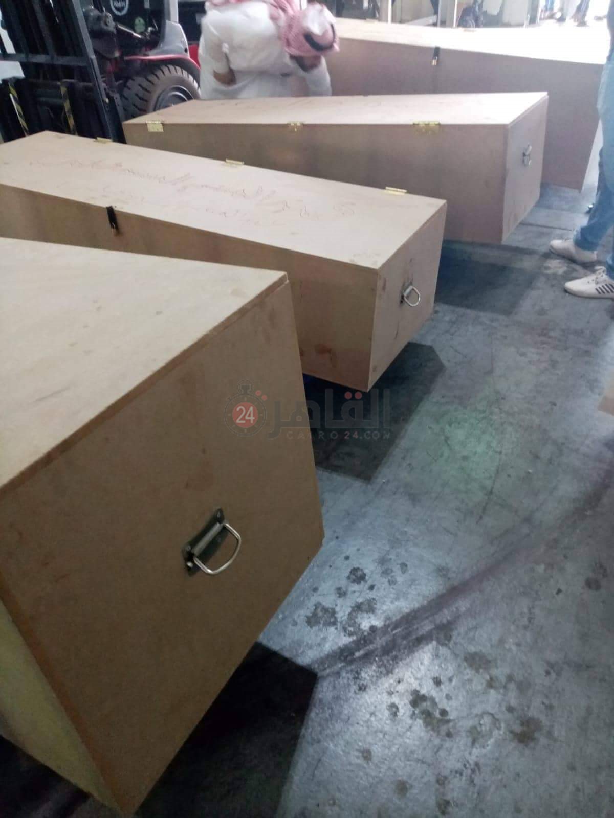 الجثامين الخمسة فور وصولهم قرية البضائع في مطار القاهرة الدولي