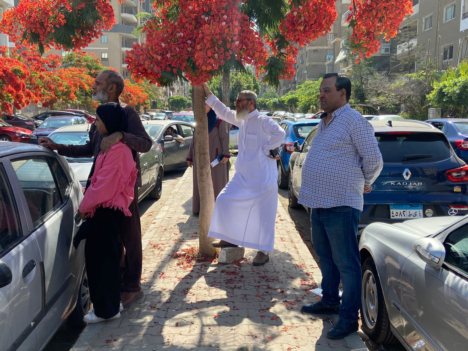  أمهات طلاب وطالبات الشهادة الثانوية يفترشون الأرض