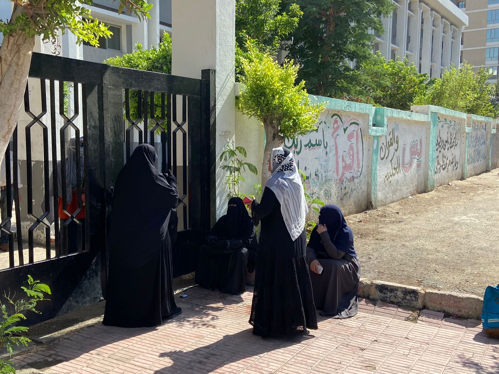  أمهات طلاب وطالبات الشهادة الثانوية يفترشون الأرض