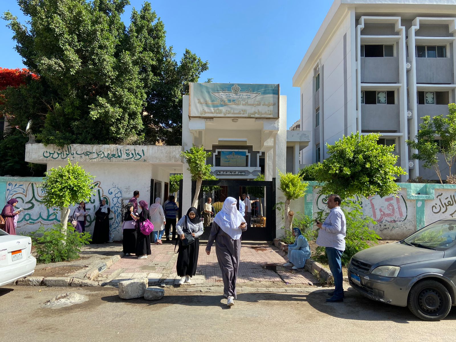  أمهات طلاب وطالبات الشهادة الثانوية يفترشون الأرض