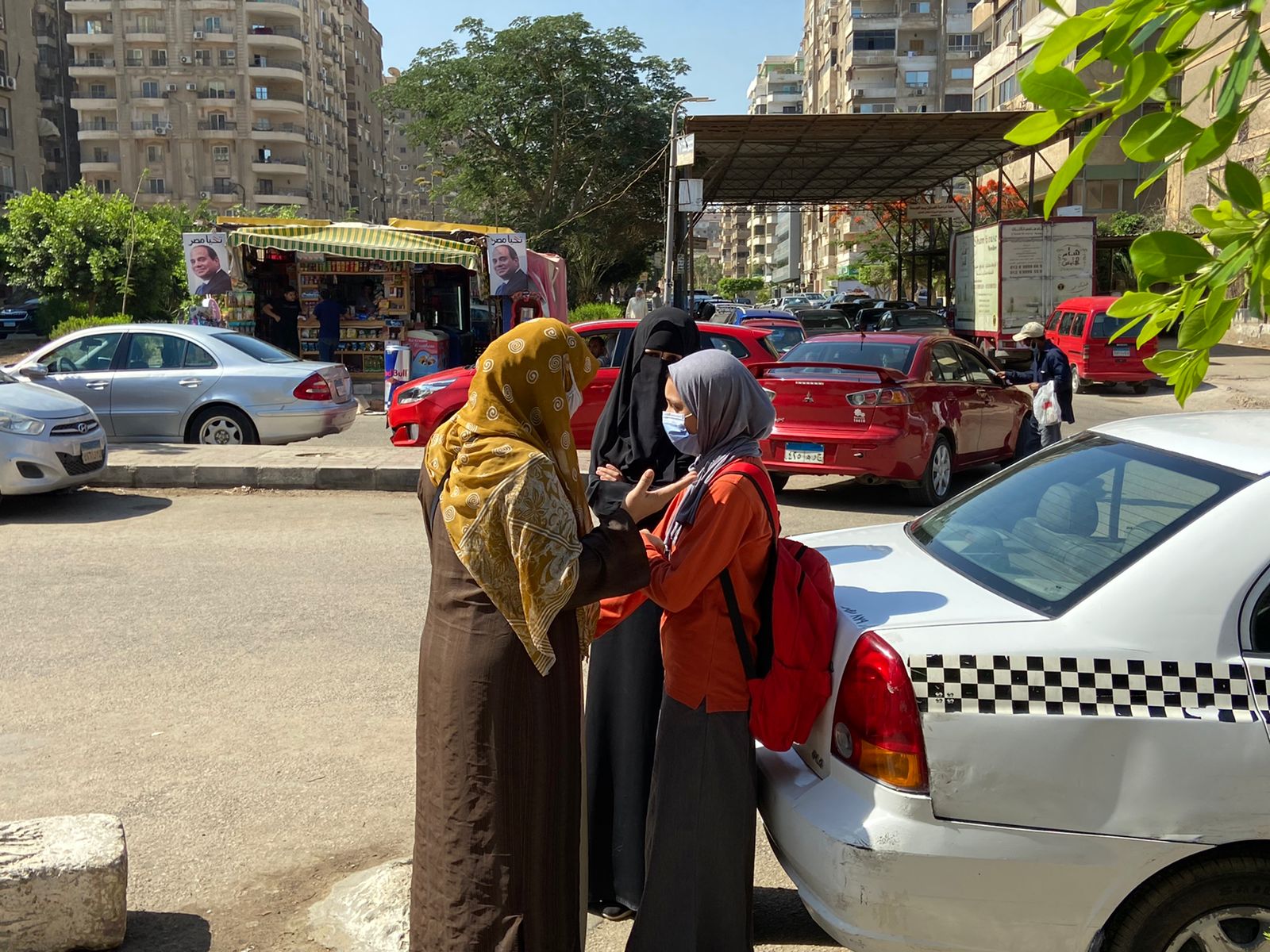  أمهات طلاب وطالبات الشهادة الثانوية يفترشون الأرض