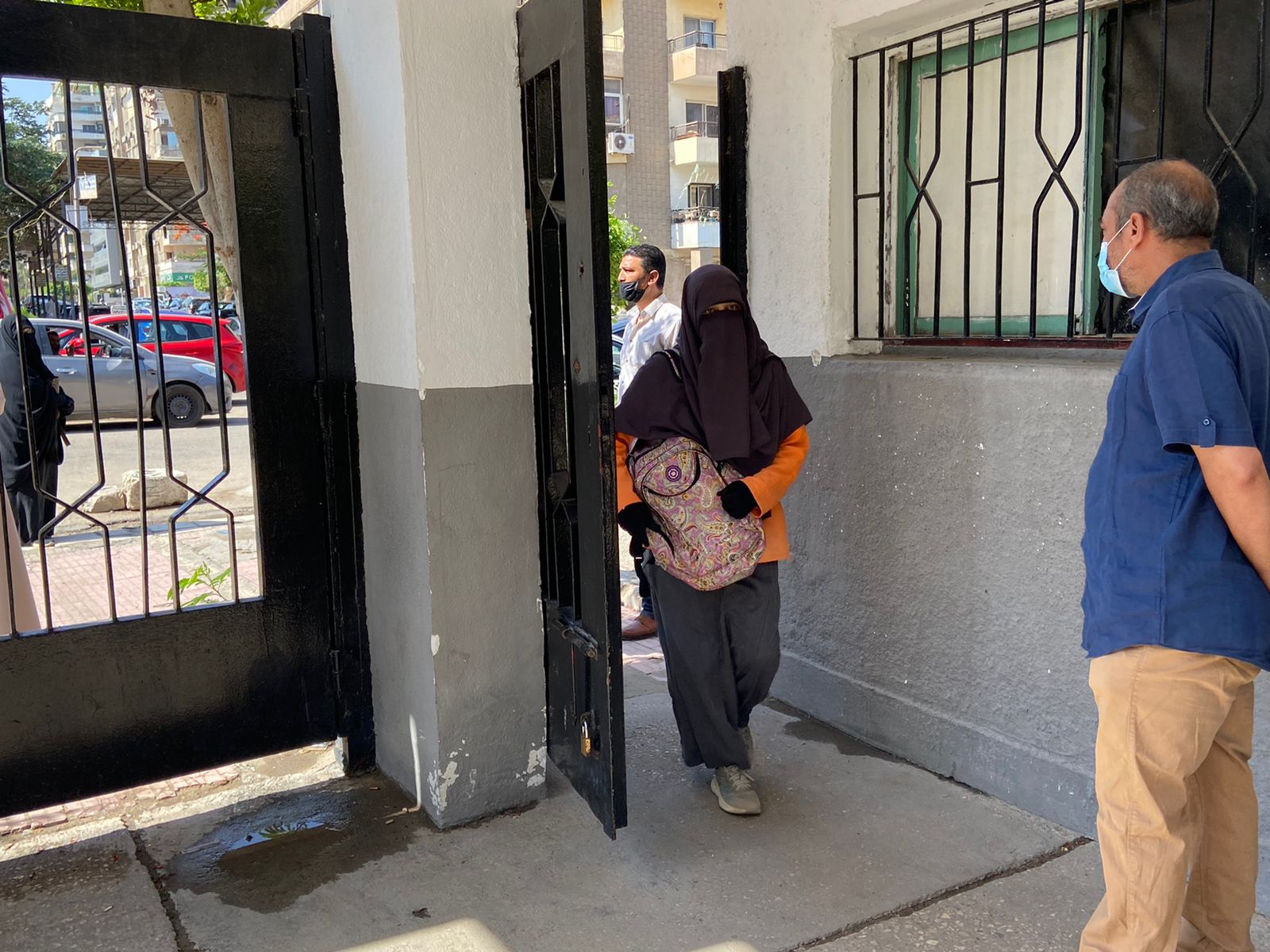 لحظة دخول طلاب وطالبات الأدبي بالثانوية الأزهرية للجان