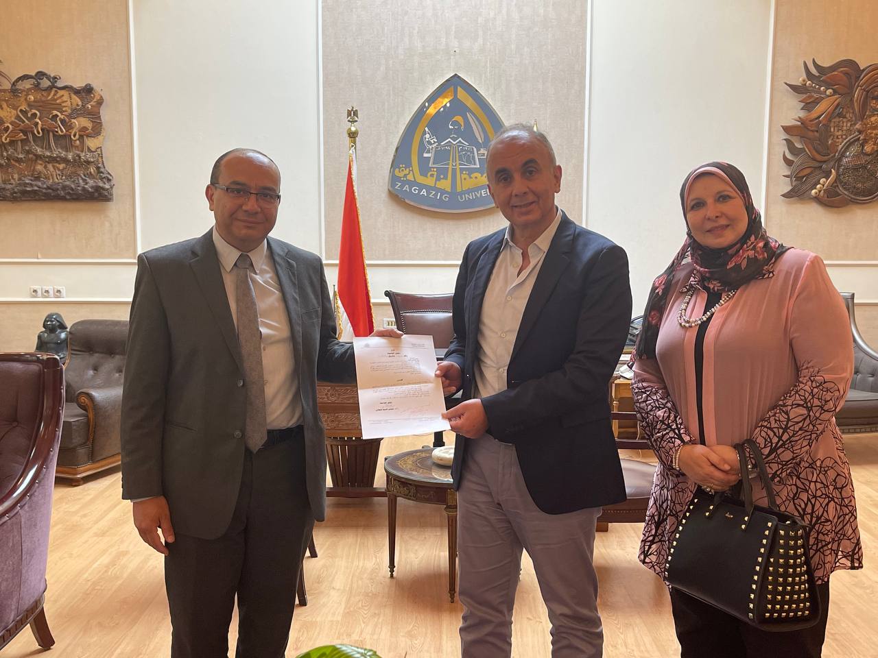 وكيل كلية الصيدلة بالزقازيق لشؤون الدراسات العليا والبحوث مع رئيس الجامعة