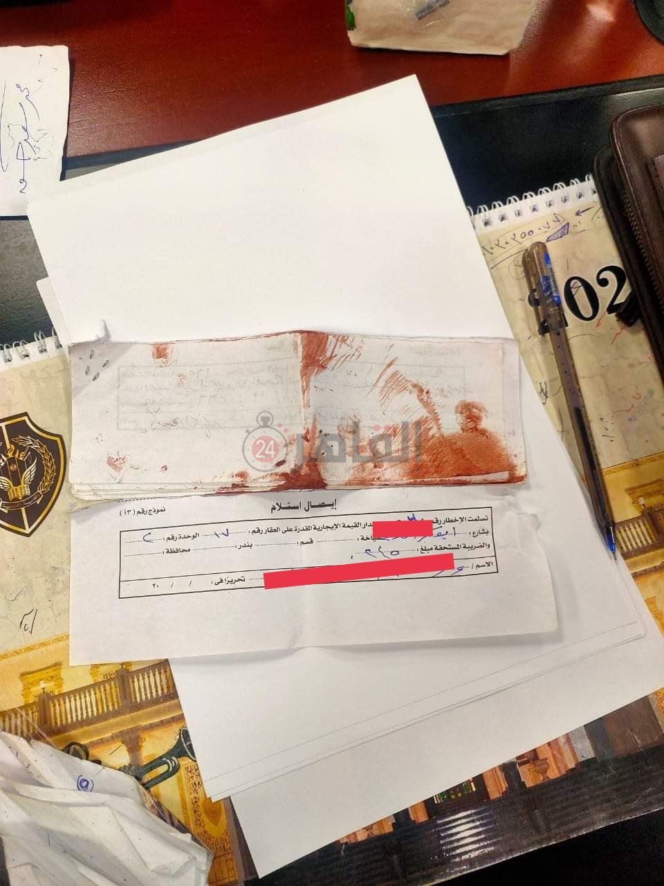 آثار الدماء على أحد الإيصالات