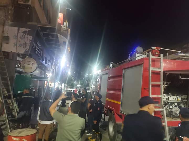 نشوب حريق أمام مستشفي الإنسانية بأسيوط