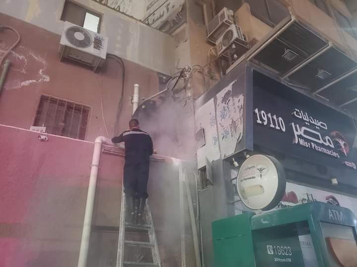 نشوب حريق أمام مستشفي الإنسانية بأسيوط