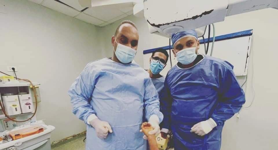 الطبيبين داخل المستشفى