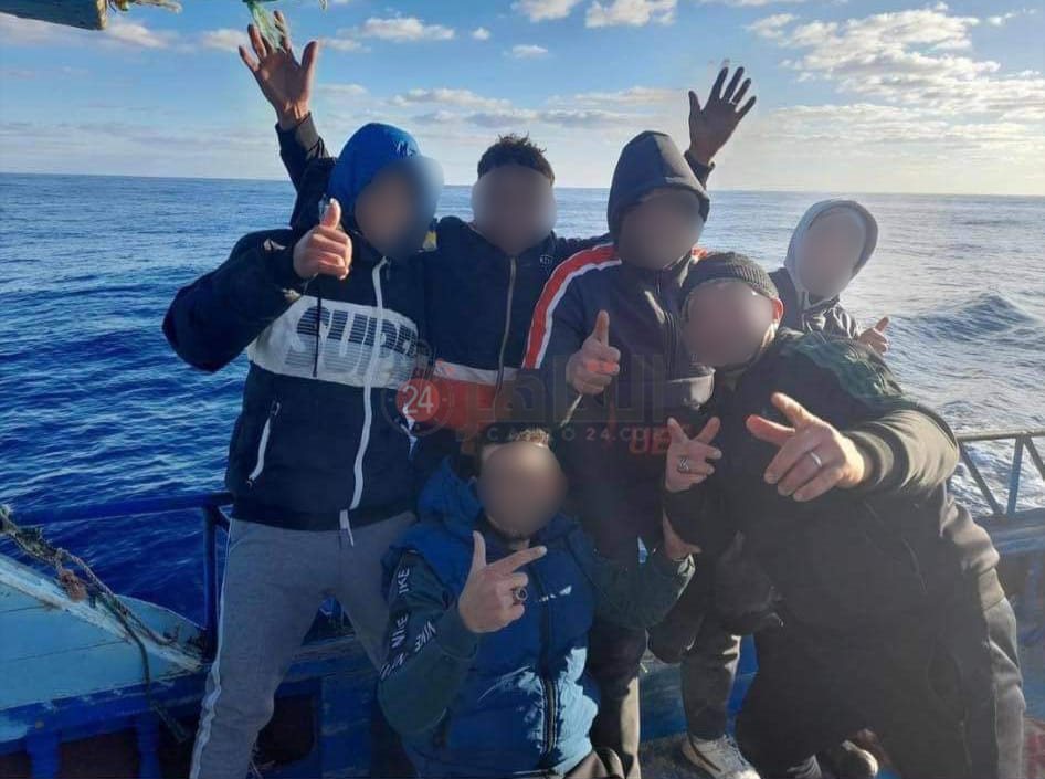 مهاجرين مصرين في مراكب الصليب الأحمر في إيطاليا