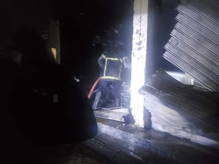 اندلاع حريق هائل في محل أقمشة بأسيوط