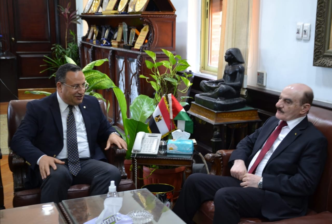 رئيس جامعة الإسكندرية وقنصل فلسطين