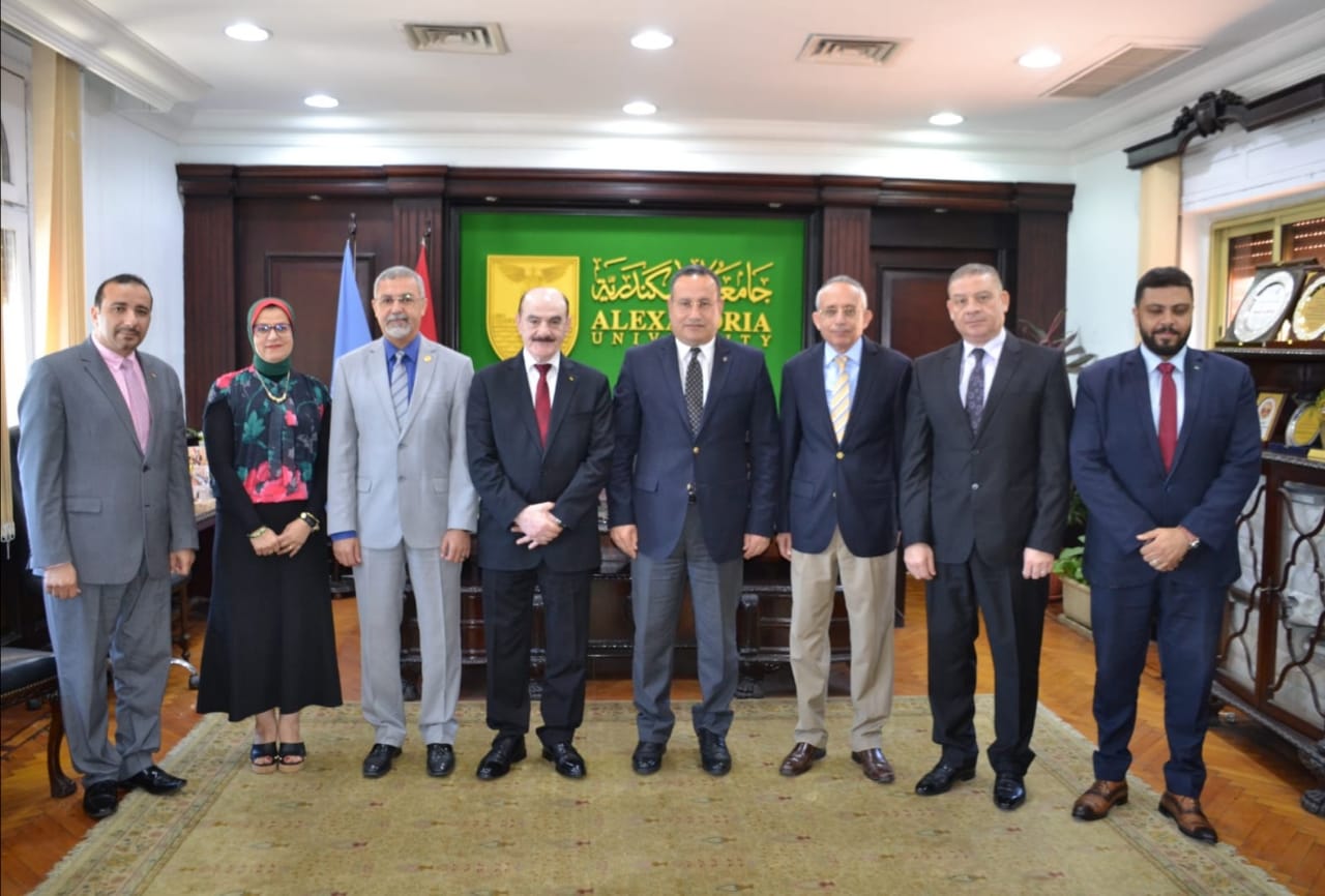 رئيس جامعة الإسكندرية وقنصل فلسطين