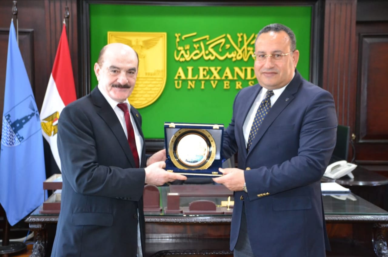 رئيس جامعة الإسكندرية وقنصل فلسطين