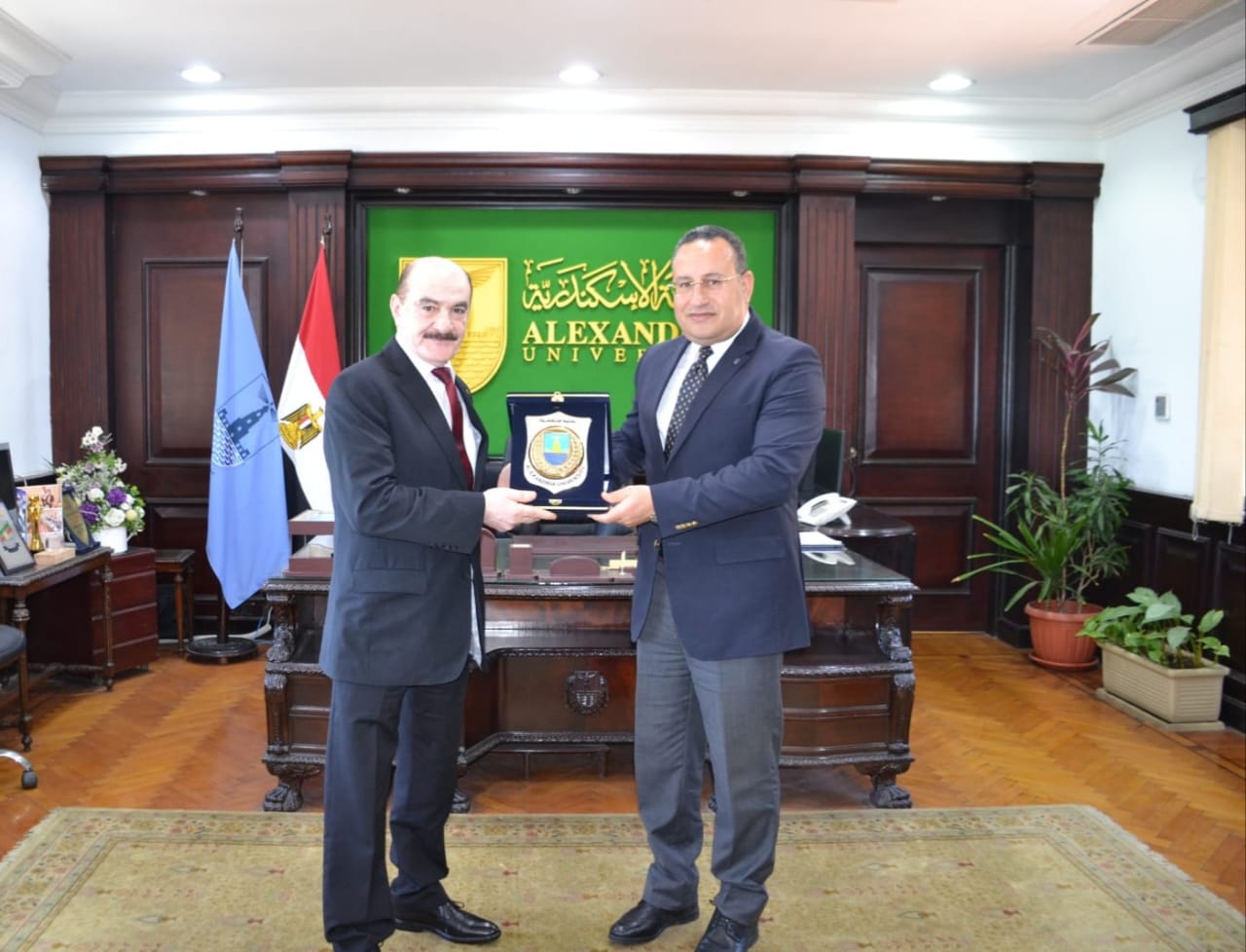 رئيس جامعة الإسكندرية وقنصل فلسطين