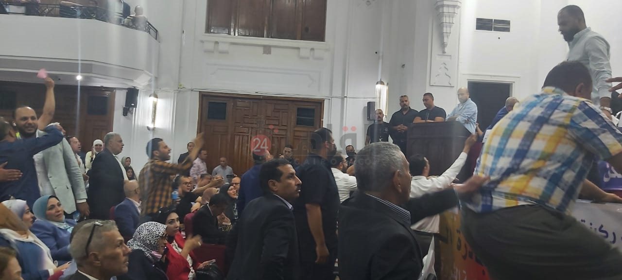 شجار بين أعضاء الجمعية العمومية لنقابة الأطباء البيطريين (2)