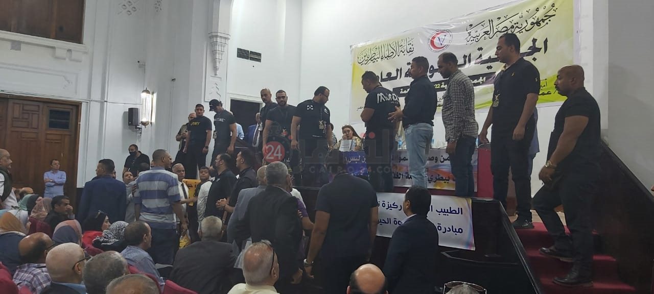 شجار بين أعضاء الجمعية العمومية لنقابة الأطباء البيطريين (7)