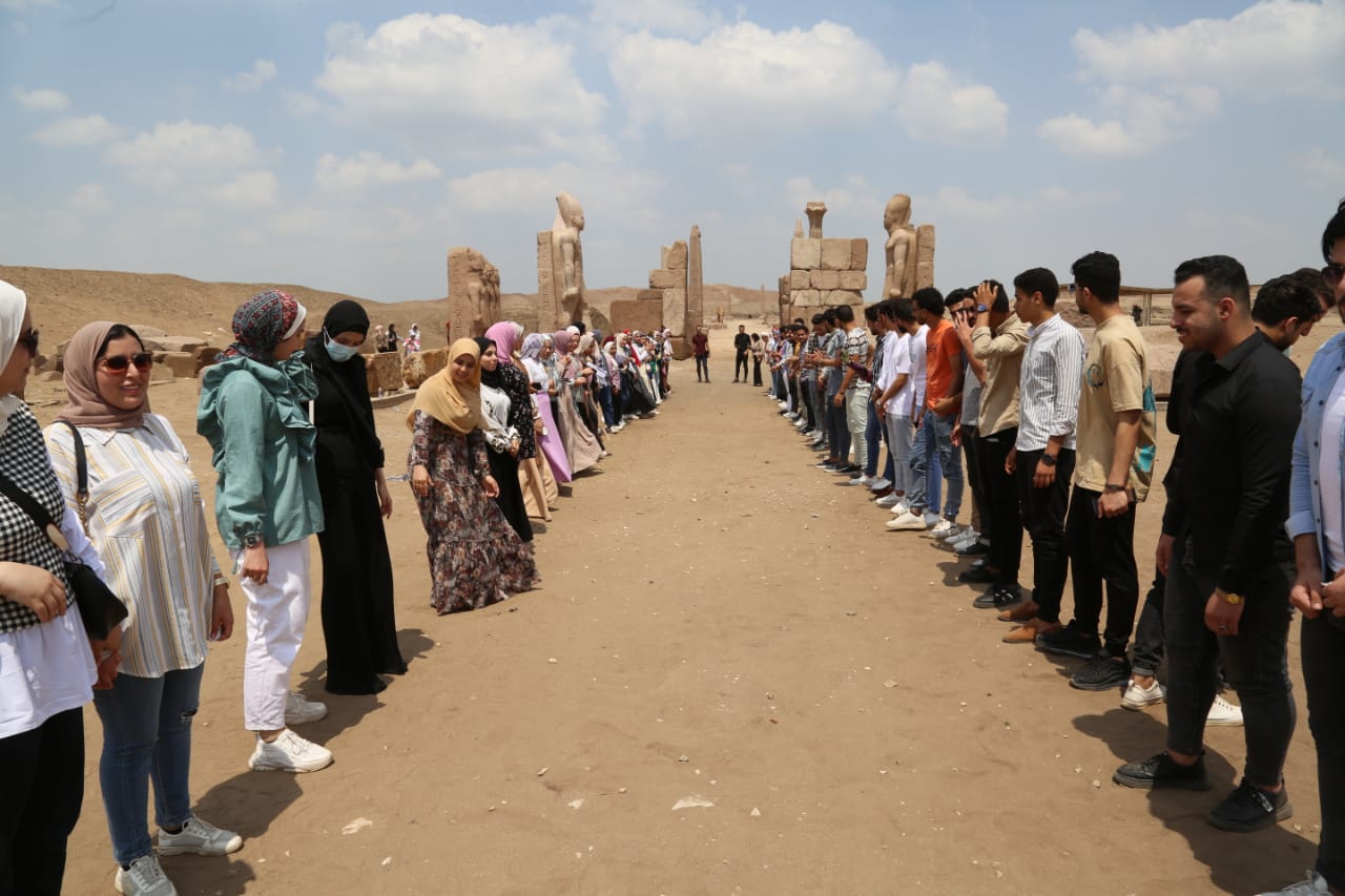 طلاب كلية الآثار ينظمون ممر شرفي لأستاذهم 01