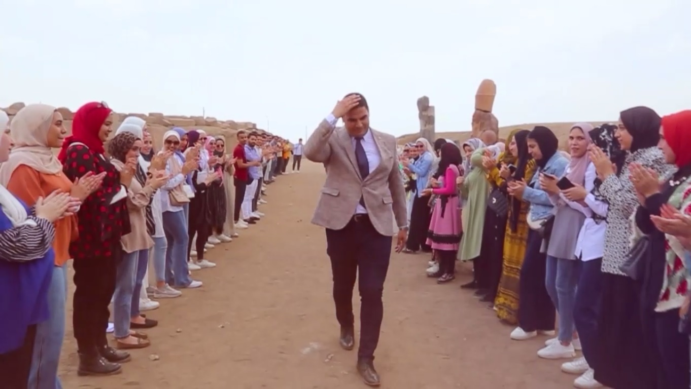 طلاب كلية الآثار ينظمون ممر شرفي لأستاذهم 02