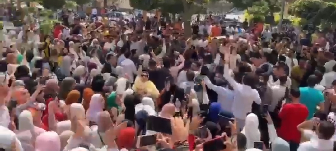 احتفال طلاب وطالبات الفرقة الرابعة بكلية الزراعة بنهاية امتحاناتهم 02