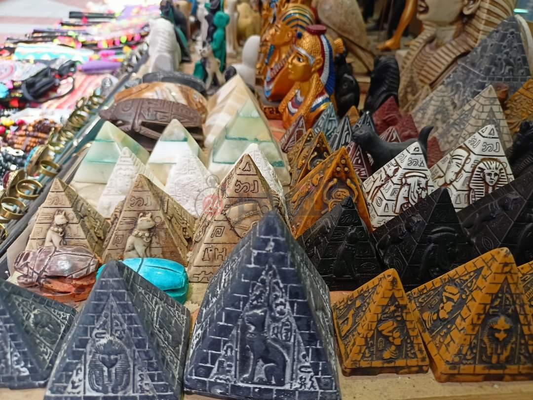 القطع الفرعونية المُقلدة 