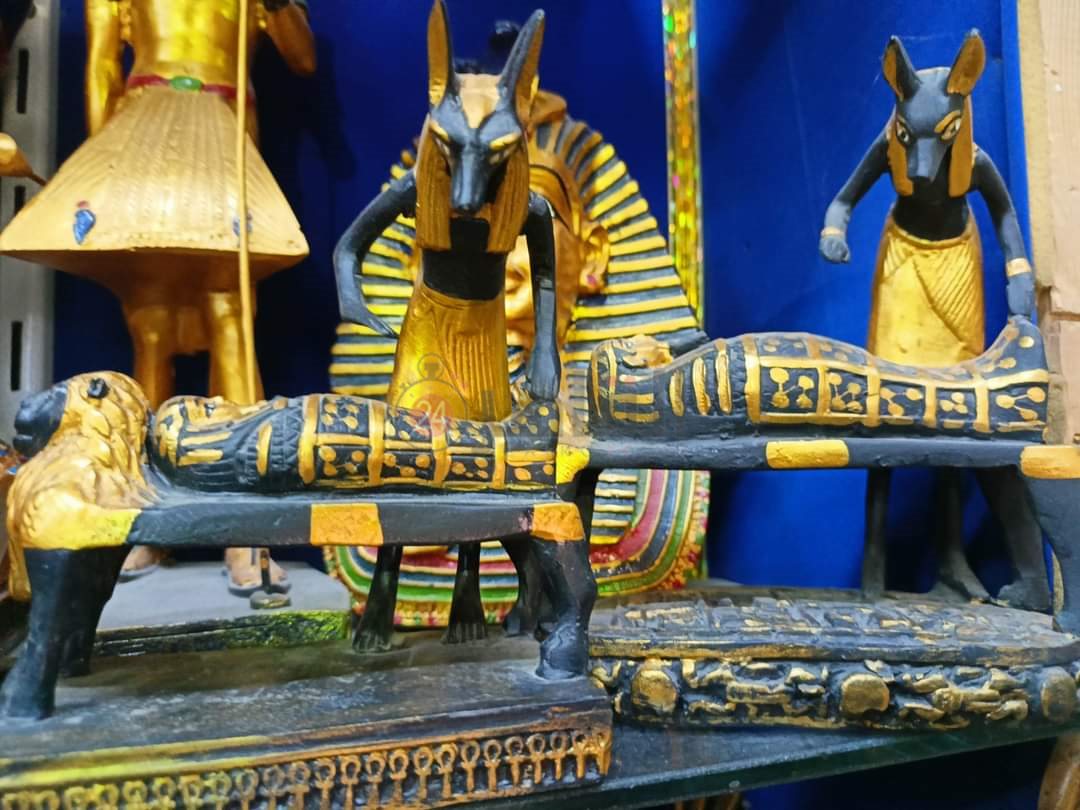 القطع الفرعونية المُقلدة 