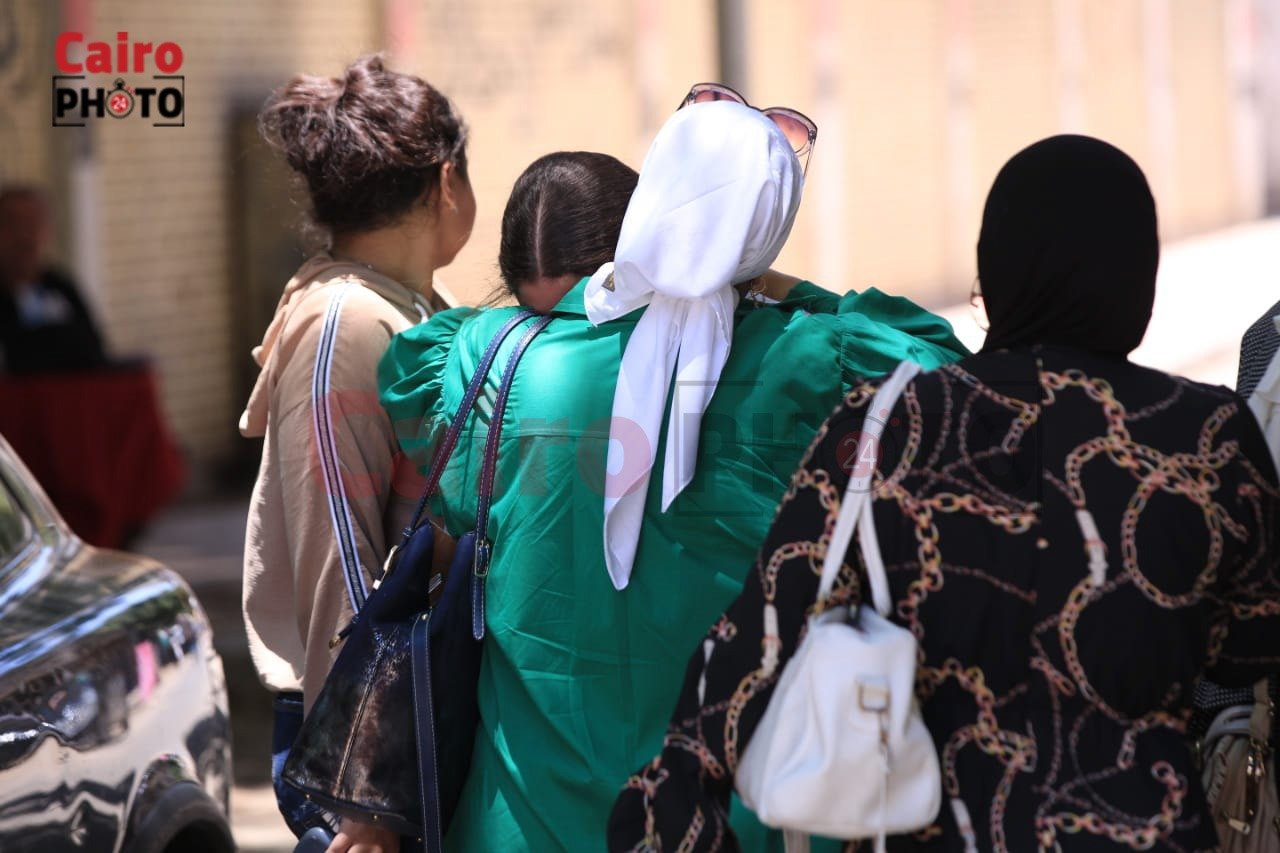 أولياء الأمور ينتظرون طلاب الثانوية العامة أمام اللجان (2)