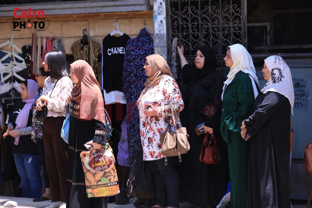 أولياء الأمور ينتظرون طلاب الثانوية العامة أمام اللجان (3)