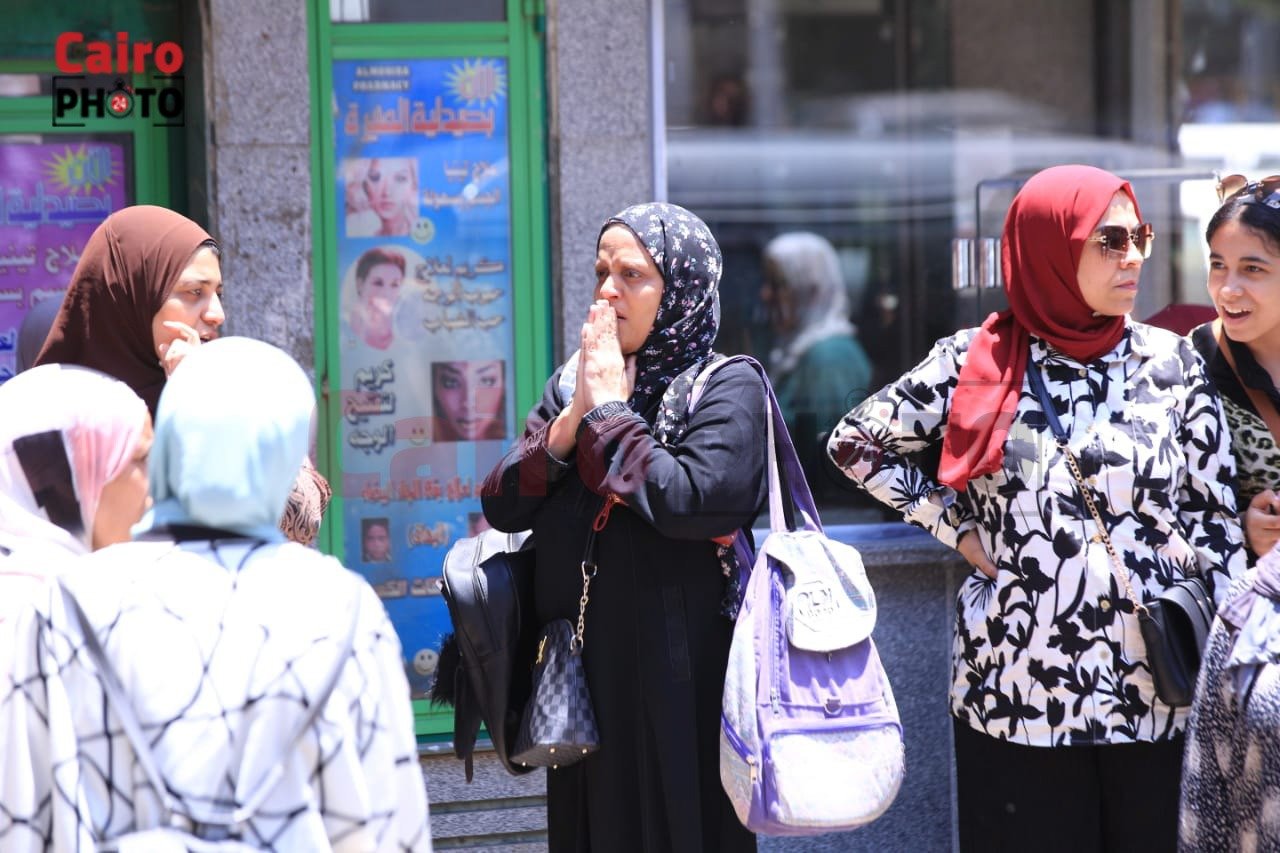 أولياء الأمور ينتظرون طلاب الثانوية العامة أمام اللجان (5)