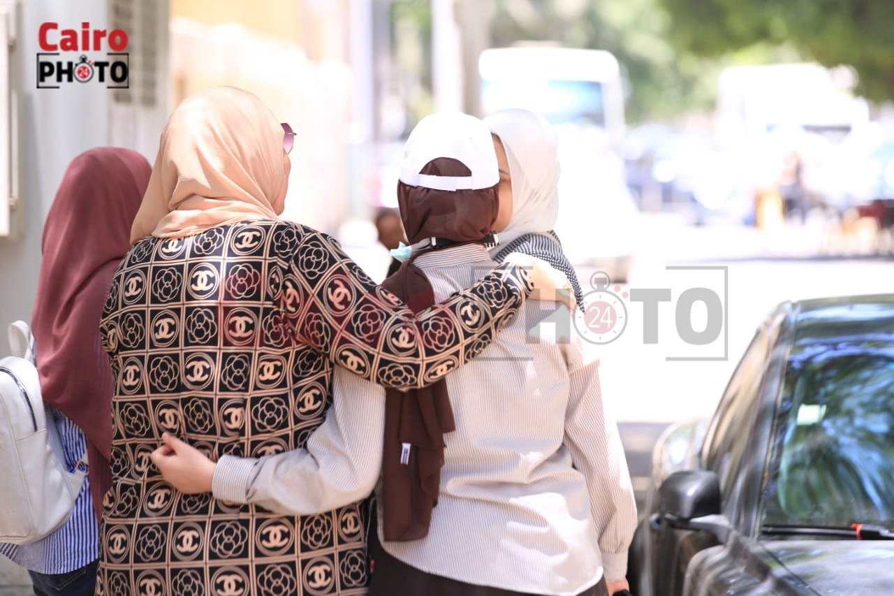 أولياء الأمور ينتظرون طلاب الثانوية العامة أمام اللجان (7)
